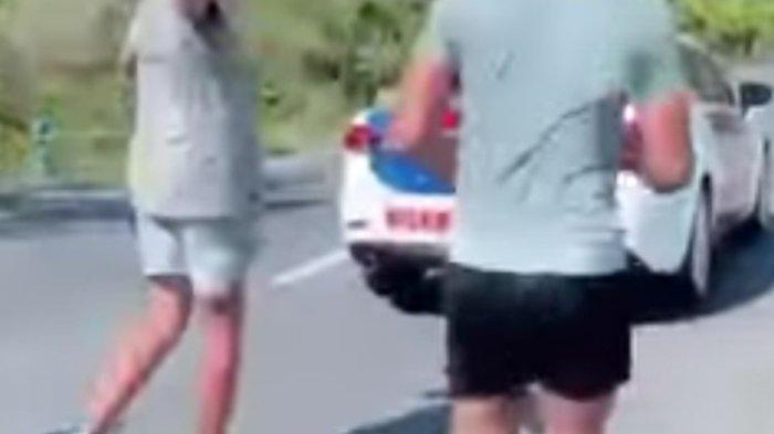 tangkapan-layar-mobil-polisi-kawal-warga-lari-di-bali.jpg