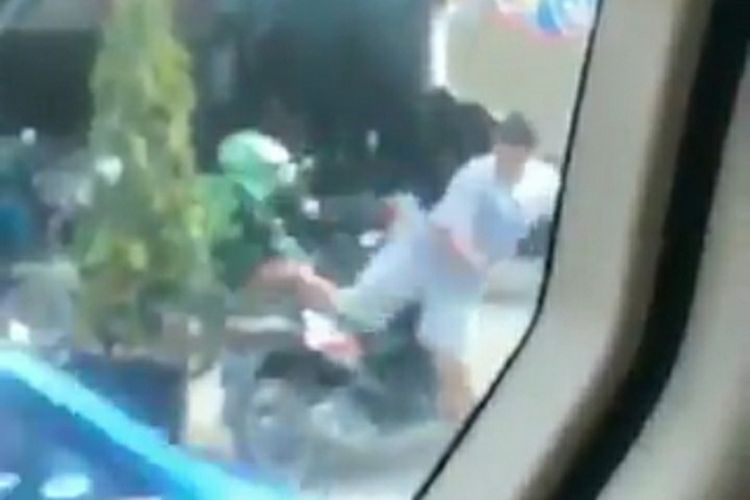 tangkapan-layar-saat-terduga-pelaku-menghantam-pengemudi-ojol-yang-viral-di-media-sosial.jpg