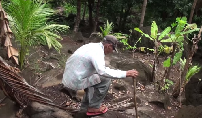 Seorang Kakek Rela Naik Turun Gunung untuk Mengemis Makanan, Alasannya Bikin Trenyuh