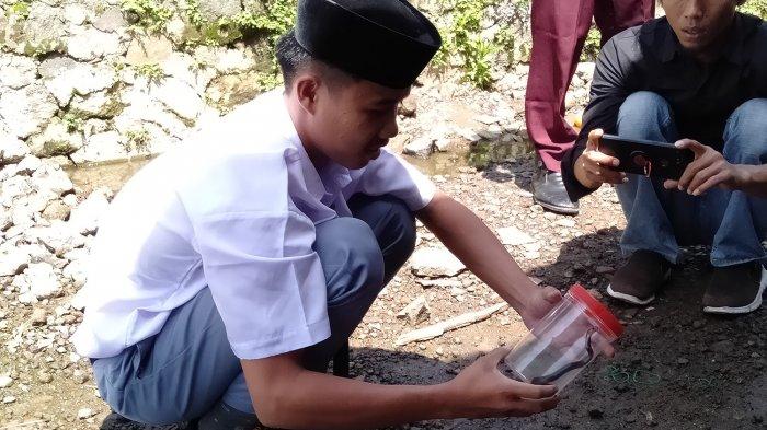teguh-prayogo-15-santri-asal-sumatera-barat-yang-menangkap-belasan-ular-kobra.jpg