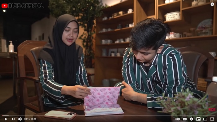 teuku-ryan-baca-buku-diary-ria-ricis.jpg