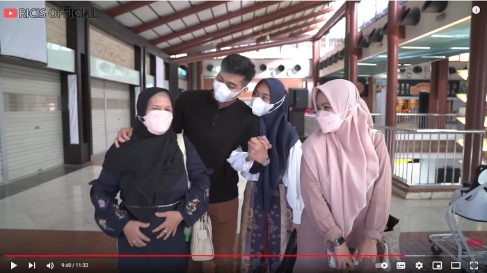 teuku-ryan-dan-ria-ricis-antarkan-ibunya-ke-bandara.jpg