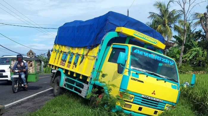 Viral Prank Jadi Pocong Buat Truk Terperosok, Bermula Korban Terpancing Singkirkan Ban di Jalan