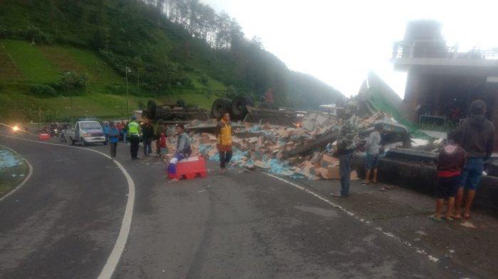 truk-muatan-minuman-terguling-di-jalan-alternatif-tawangmangu-magetan.jpg