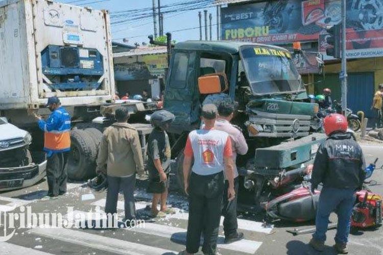 truk-tabrak-7-motor-dan-satu-mobil-di-lampu-merah.jpg