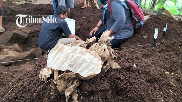 Heboh Penemuan 2 Pocong Mini di Situs Watugenuk, Diduga Kuat Dijadikan Perantara Santet, Ini Isinya
