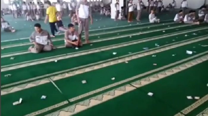 uang-pecahan-rp-50000-dan-rp-100000-berserakan-di-masjid-daihatsu-sunter-jakarta-utara_20170616_215158.jpg