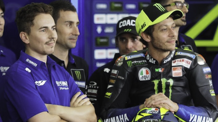 valentino-rossi-saat-jorge-lorenzo-diperkenalkan-secara-resmi-sebagai-test-rider-yamaha.jpg