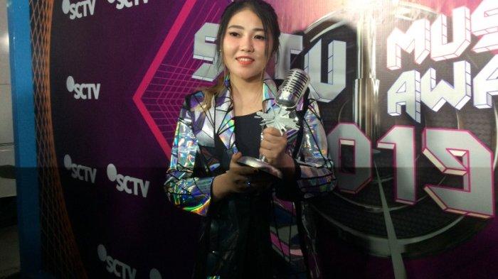 via-vallen-meraih-penghargaan-di-ajang-sctv-music-awards-2019.jpg