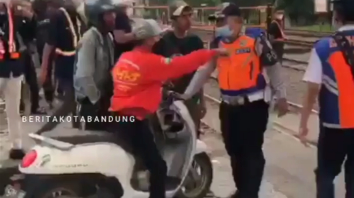 video-viral-pengendara-sepeda-motor-terlibat-adu-mulut-dishub-bandung.jpg