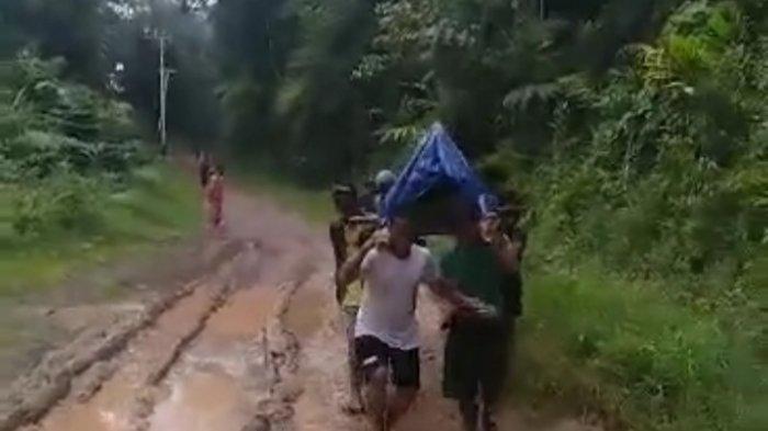 Viral Kisah Warga Tandu Jenazah Guru Honorer, Jalan Kaki 13 Jam Lewati Jalan Berlumpur Sejauh 40 Km