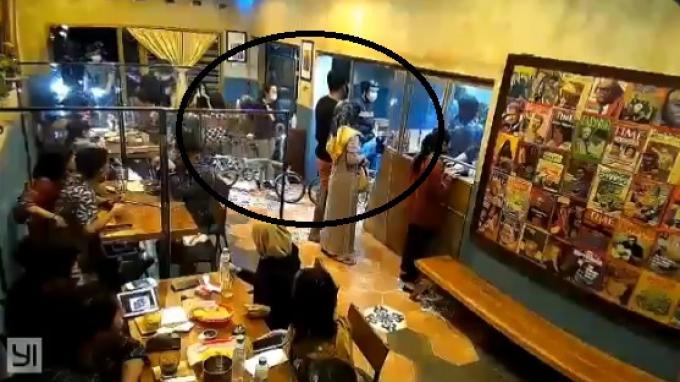 Viral Video Rombongan Gowes Kendarai Sepeda di Dalam Cafe, saat Ditegur: Ini Brompton Lo Mas