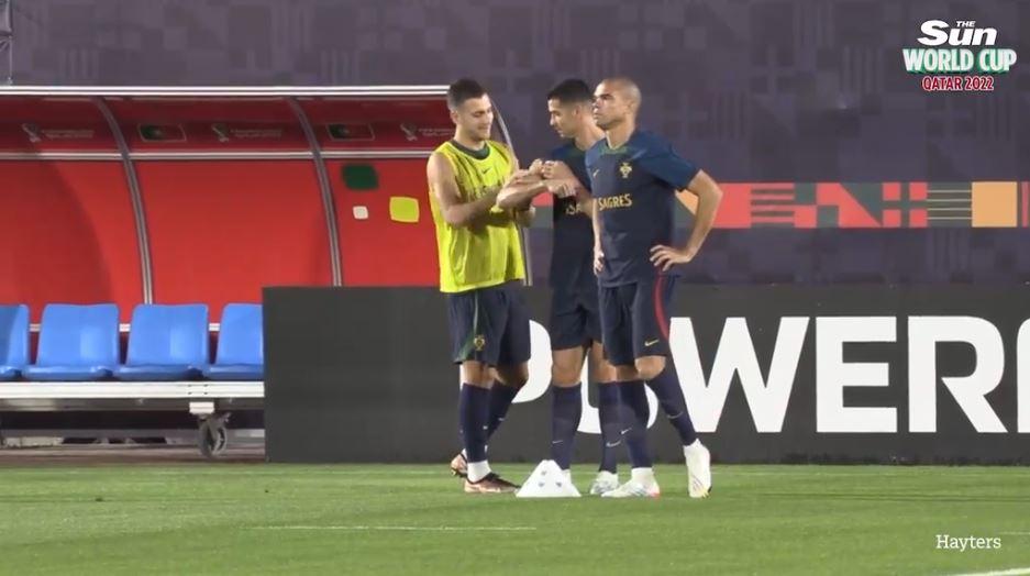 viral-video-diogo-dalot-memegang-2-portugal-latihan-piala-dunia-2022-qatar.jpg