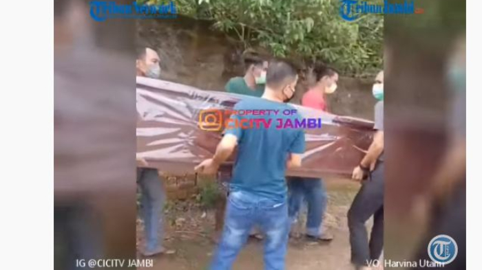 Viral Video Jenazah Pasien Covid-19 Ditinggal RS di Gerbang Makam, Akhirnya Dikubur Keluarga