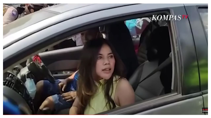 viral-video-seorang-wanita-mengamuk-dan-emosi-kepada-petugas-d.jpg