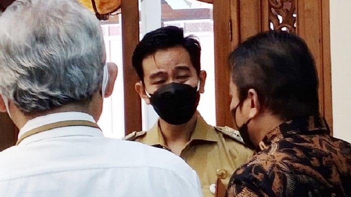wali-kota-solo-gibran-rakabuming-raka-pertama-kali-berkantor-di-balai-kota-solo.jpg