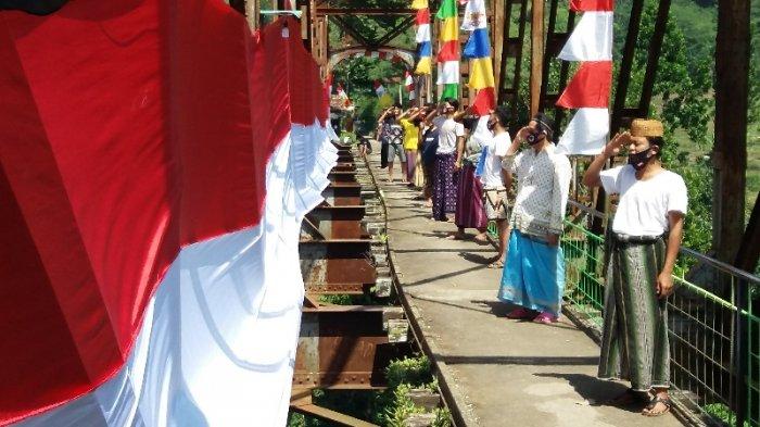 warga-bersikap-hormat-kepada-kain-merah-putih-raksasa-di-jembatan-sungai-leuwimunding.jpg