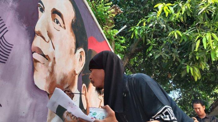 warga-gremet-manahan-solo-menggambar-mural-jokowi.jpg