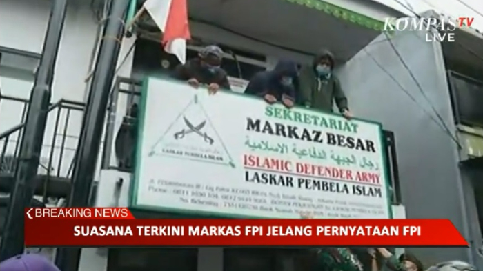 warga-petamburan-berinisiatif-mencopot-plang-dan-baliho-fpi-setelah-kegiatan.jpg