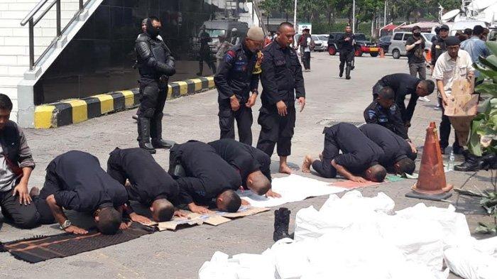 Momen Mengharukan di Tengah Kerusuhan 22 Mei, Warga Bagikan Minum hingga Alas Salat untuk Petugas