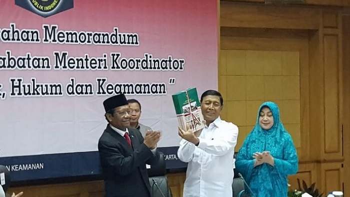 Perkenalkan Mahfud MD kepada Pegawai Kemenkopolhukam, Wiranto: Apa yang Kami Lakukan Sudah Banyak