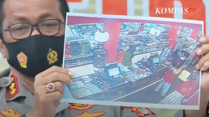 yodi-prabowo-diduga-kuat-satu-di-antaranya-rekaman-cctv-yodi-membeli-pisau-yang-ditemukan-di-tkp.jpg