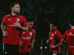 2-pemain-Persib-Bandung-Marc-Klok-depan-dan-Beckham-Putra-2-dari-kiri.jpg
