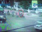 2erah-dan-korban-naik-motor-di-lingkaran-merah.jpg
