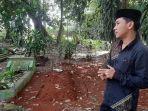 2mperlihatkan-makam-aisah-yang-sudah-dibongkar-oleh-suami-dan-warga-setempat.jpg