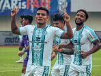 Alexsandro-berselebrasi-setelah-berhasil-menjebol-gawang-Persita-Tangerang.jpg