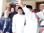 Anies-Baswedan-dan-Muhaimin-Iskandar-atau-Cak-Imin-berswafoto-saat-menghadiri-Haul.jpg