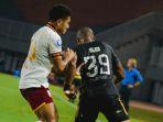 Bomber-Dewa-United-Alex-Martins-dibayangi-pemain-Borneo-FC.jpg