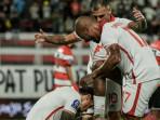 Ciro-Alves-bersama-David-da-Silva-dan-Tyronne-del-Pino-setelah-mencetak-gol-ke-gawang-Madura-United.jpg