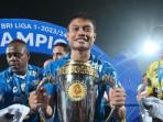 Dedi-Kusnandar-bawa-piala.jpg