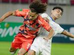 Duel-pemain-Kendal-Tornado-Felipe-Ryan-dengan-pemain-PSIS-Semarang.jpg