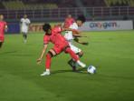 Hokky-Caraka-berduel-dengan-pemain-Timnas-U-23-Korea-Selatan.jpg