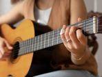 ILUSTRASI-BERMAIN-GITAR-atau-ilustrasi-chord-gitar.jpg