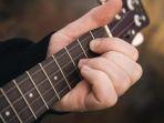 ILUSTRASI-BERMAIN-GITAR-ilustrasi-chord-gitar.jpg