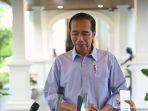 Jokowi-memakai-baju-biru-Prabowo-saat-memberikan-keterangan-pers.jpg