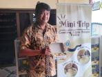 Joni-Purwantoro-memperlihatkan-bakpia-yang-diproduksinya.jpg