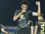 Kapten-Barito-Putera-Bayu-Pradana-merayakan-gol-ke-gawang-Deltras-FC.jpg