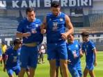 LATIHAN-Gelandang-Persib-Bandung-Thom-Haye-dalam-sesi-latihan.jpg
