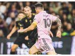 Lionel-messi-ketika-menggiring-bola-dan-dalam-kondisi-yang-belom-cedera.jpg