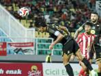 Momen-kapten-Barito-Putera-melakukan-sundulan-ke-gawang-Deltras-FC.jpg