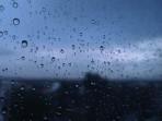 PRAKIRAAN-CUACA-Foto-hujan-diambil-dari-jendela-kaca.jpg
