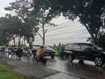PRAKIRAAN-CUACA-Foto-pengendara-saat-melintas-di-tengah-hujan-di-jalanan.jpg