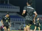 Para-pemain-Barito-Putera-melakukan-pemanasan-jelang-melawan-Deltras-FC.jpg