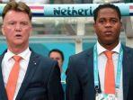 Patrick-Kluivert-kanan-saat-mendampingi-Louis-van-Gaal.jpg