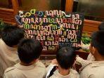 Pelajar-menggunakan-alat-edukasi-aksara-Jawa.jpg