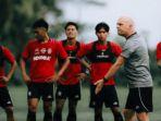 Pelatih-Johnny-Jansen-saat-melatih-Bali-United.jpg